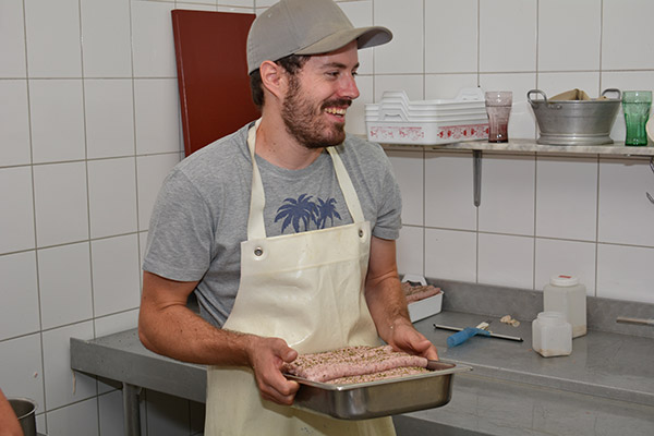 Dennis Koch bei der Bratwurstproduktion