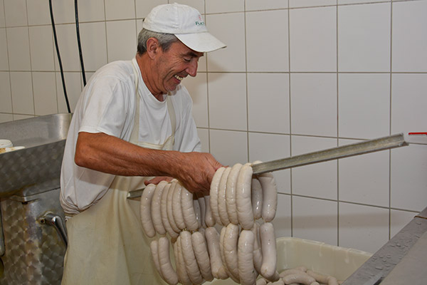 Helmut Koch bei der Weißwurstproduktion