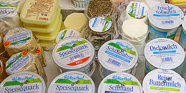 Verschiedene Milchprodukte wie Quark, Sahne oder Käse im Bauernladen erhältlich